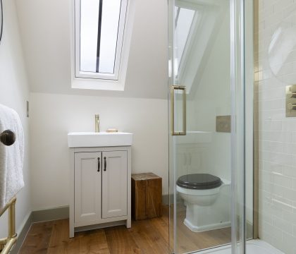 Keepers Lodge Bedroom 4 Ensuite - StayCotswold