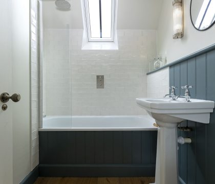 Keepers Lodge Principle Bedroom Ensuite - StayCotswold