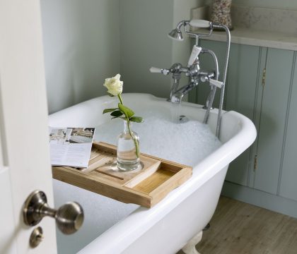 Keepers Lodge Family Bathroom - StayCotswold