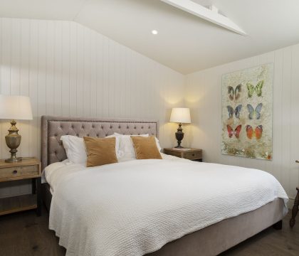 Keepers Stable Principle Bedroom - StayCotswold