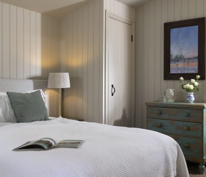 Keepers Lodge Stable Bedroom 2 - StayCotswold