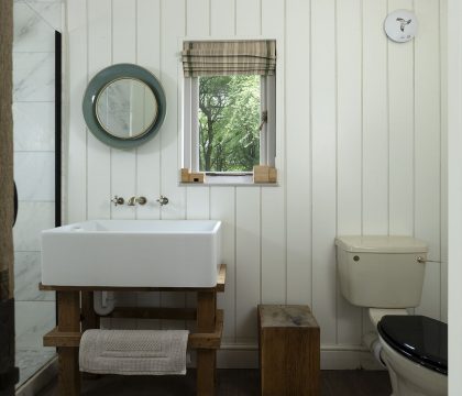 Keepers Lodge Stable Shower Room - StayCotswold