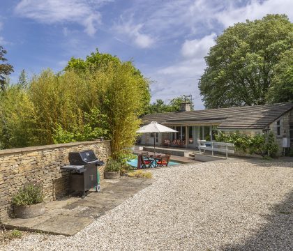 The Pool House Outside - StayCotswold