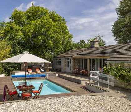 The Pool House Outside - StayCotswold