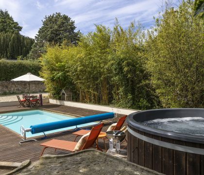 The Pool House Outside - StayCotswold