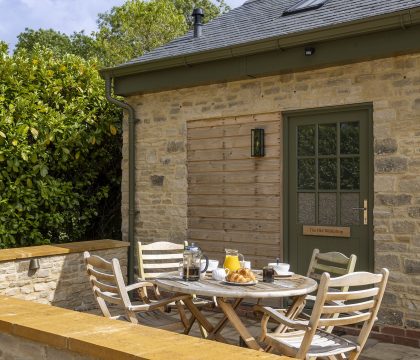 The Old Workshop Outside - StayCotswold