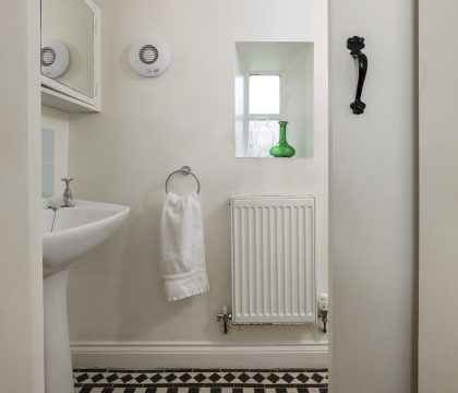 Closes Farm Cottage Cloakroom - StayCotswold