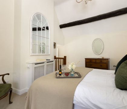 Closes Farm Cottage Primary Bedroom - StayCotswold