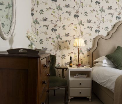 Closes Farm Cottage Primary Bedroom - StayCotswold