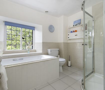 Closes Farm Cottage Family Bathroom - StayCotswold