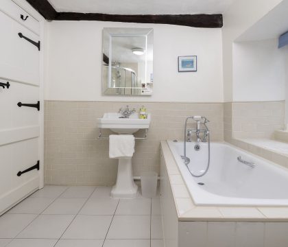 Closes Farm Cottage Family Bathroom - StayCotswold