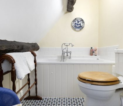 Closes Farm Cottage 2nd Floor Bathroom - StayCotswold