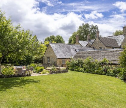 Ascott Earl House Outside - StayCotswold