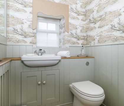 Ascott Earl House Cloakroom - StayCotswold