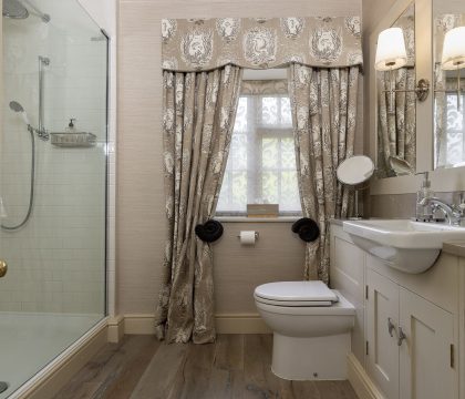 Ascott Earl House Family Shower Room - StayCotswold