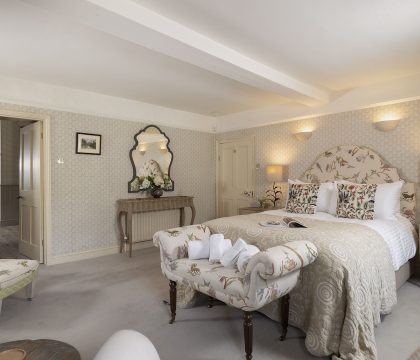 Ascott Earl House Primary Bedroom - StayCotswold