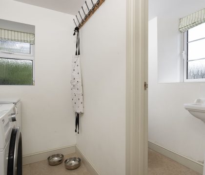 1 Manor Farm Cottage Utility Room - StayCotswold