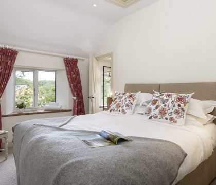 1 Manor Farm Cottage Bedroom 2 - StayCotswold