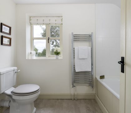 1 Manor Farm Cottage Family Bathroom - StayCotswold