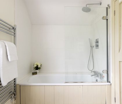 1 Manor Farm Cottage Family Bathroom - StayCotswold