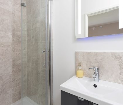Lulham Bedroom 3 ensuite - StayCotswold