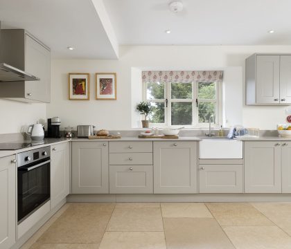 2 Manor Farm Cottage Kitchen - StayCotswold