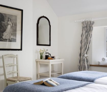 2 Manor Farm Cottage Bedroom 2 - StayCotswold