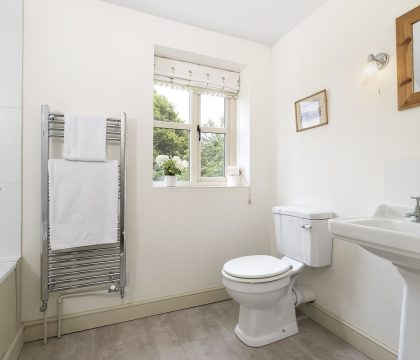 2 Manor Farm Cottage Family Bathroom - StayCotswold