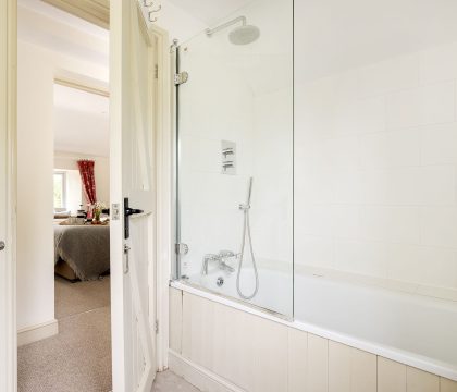 2 Manor Farm Cottage Family Bathroom - StayCotswold