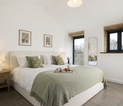 The Cattle Shed Master Bedroom - StayCotswold