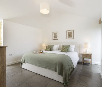 The Cattle Shed Master Bedroom - StayCotswold