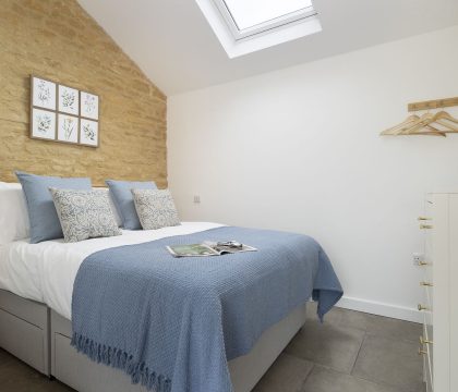 The Cattle Shed Bedroom 2 - StayCotswold
