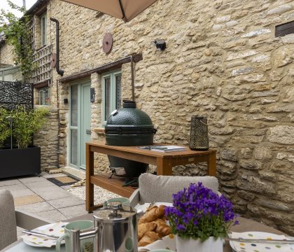 The Mews Hideaway Outside - StayCotswold