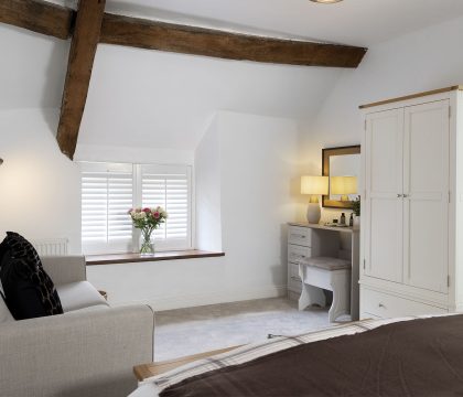 The Mews Hideaway Primary Bedroom - StayCotswold