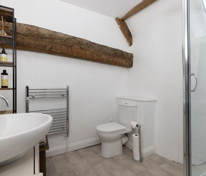 The Mews Hideaway Family Bathroom - StayCotswold
