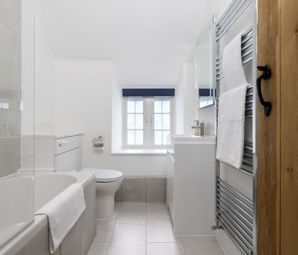 Murray's Cottage Family Bathroom - StayCotswold