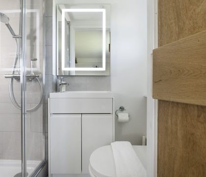Murray's Cottage Shower Room - StayCotswold