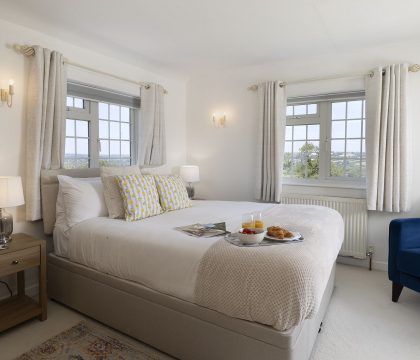 Murray's Cottage Primary Bedroom - StayCotswold