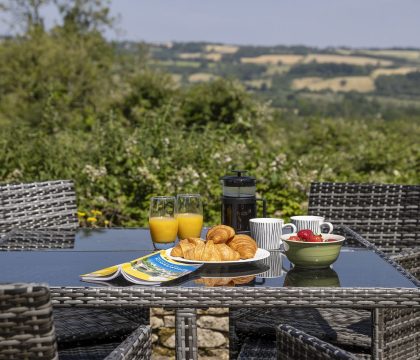 Murray's Cottage Patio - StayCotswold