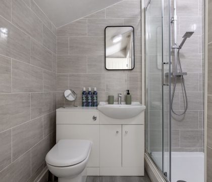 Claire's Cottage Family Bathroom - StayCotswold