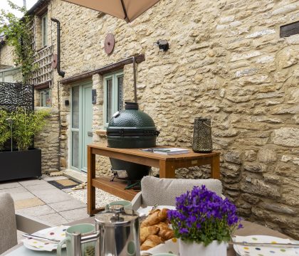 The Mews Hideaway Outside - StayCotswold