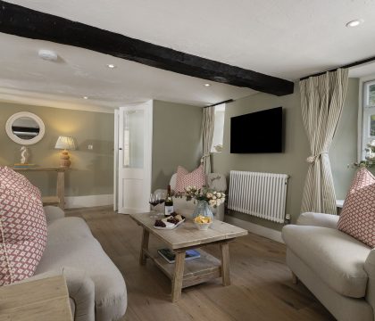 4 Wraggs Row Sitting Room - StayCotswold