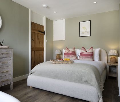 4 Wraggs Row Primary Bedroom - StayCotswold