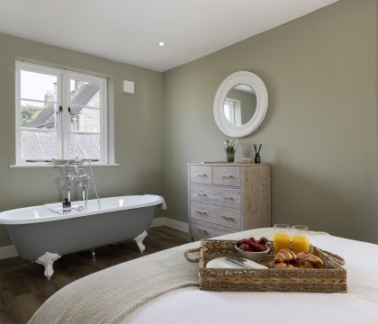 4 Wraggs Row Primary Bedroom - StayCotswold