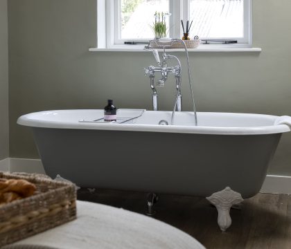 4 Wraggs Row Primary Bedroom - StayCotswold