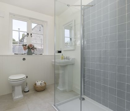 4 Wraggs Row Family Shower Room - StayCotswold