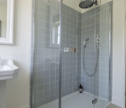 4 Wraggs Row Family Shower Room - StayCotswold