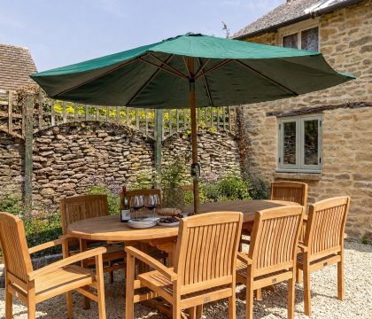4 Wraggs Row Garden - StayCotswold