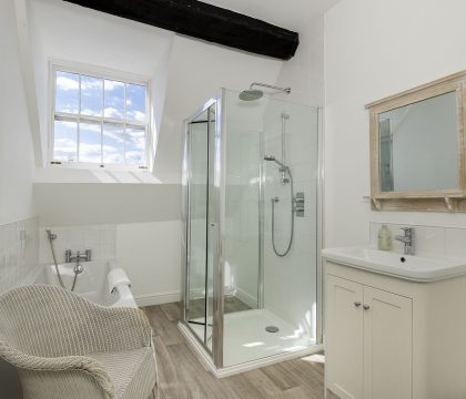 The Haven Family Bathroom - StayCotswold