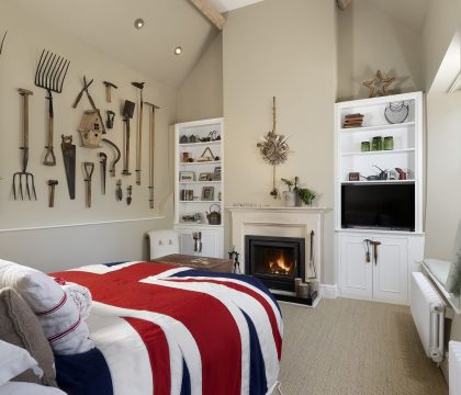 The Digs Bedroom/Sitting Area- StayCotswold